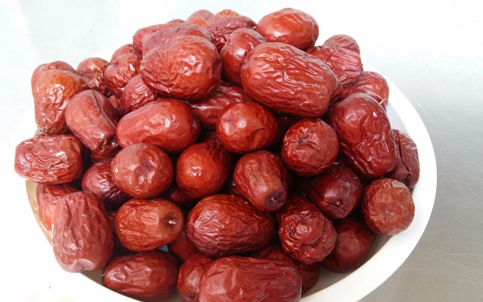 购买干枣有讲究,超市导购姐姐教了我一招,上等的干枣这样挑选!