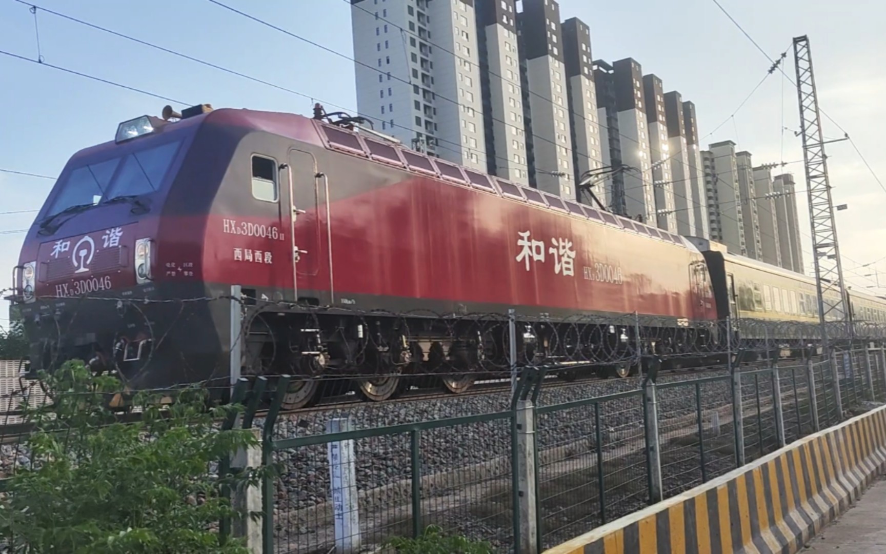 【中国铁路】机外停车减速的k84次缓慢通过