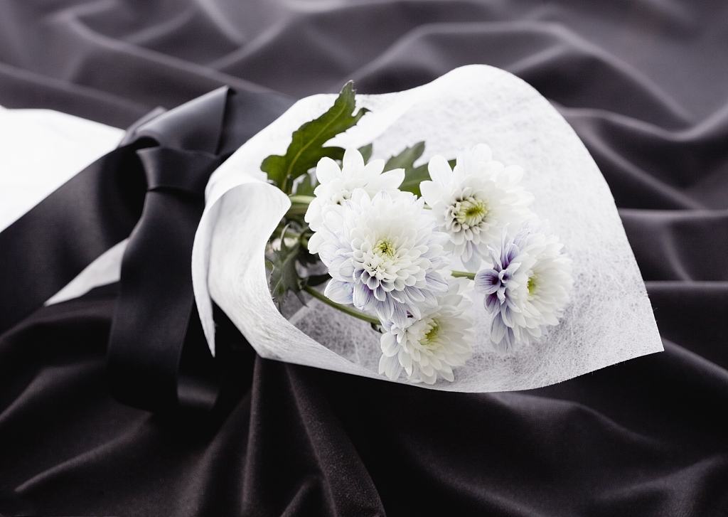 白事花艺插花视频菊花祭奠花圈制作祭奠花圈插花教学