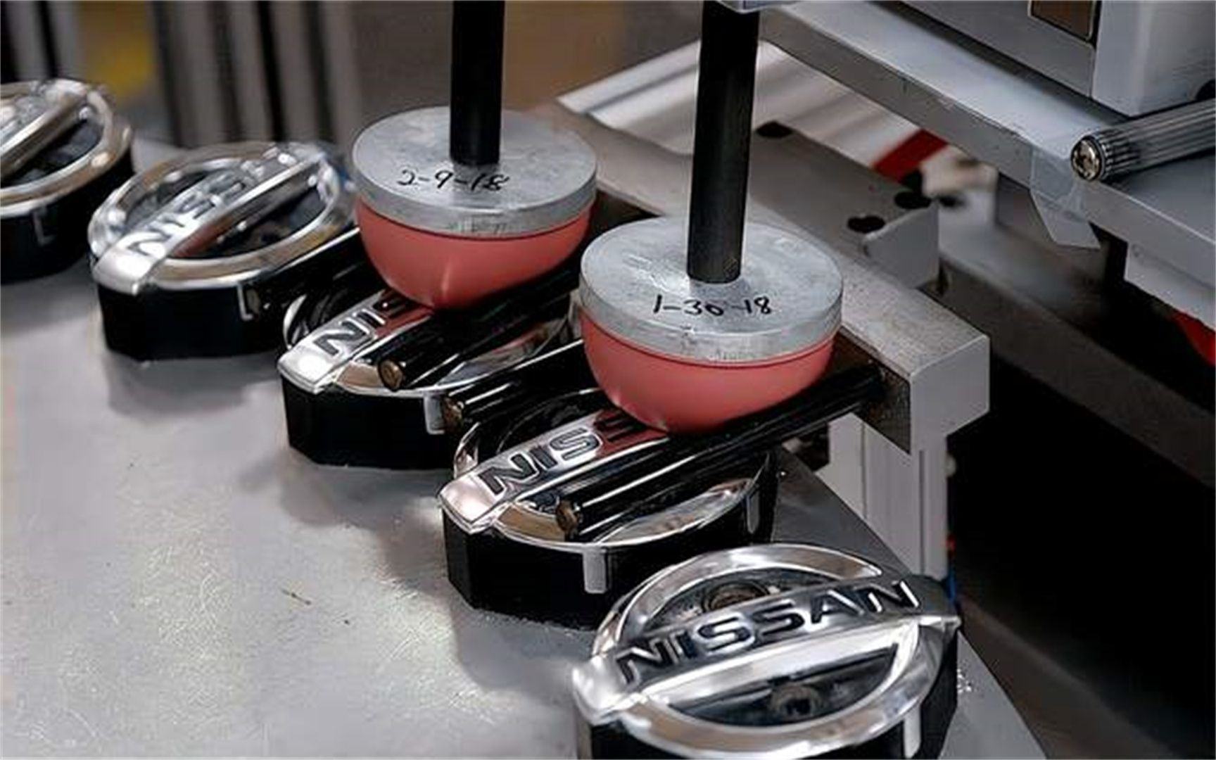 不可思议的移印工艺,一压一按图案就被打了上去,原理是什么 1