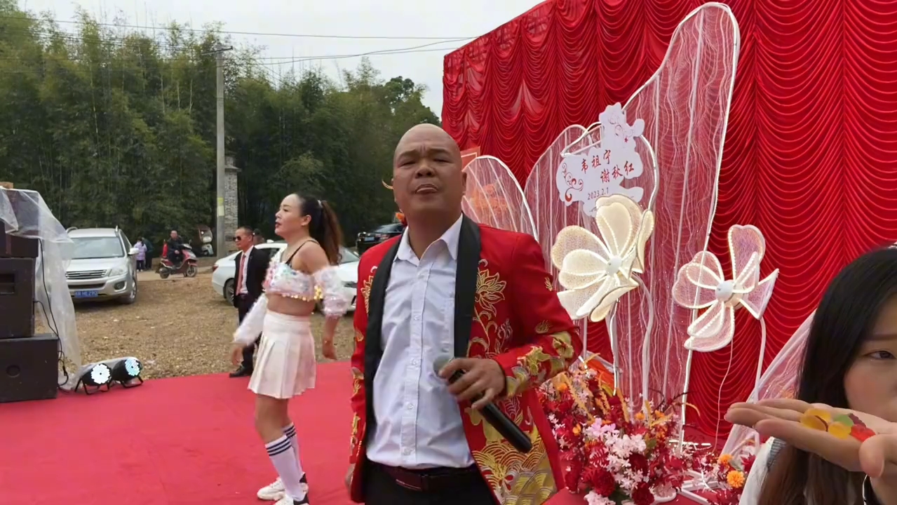 村里的兄弟结婚,光哥欢唱跃动,小凤却愁眉苦脸的,为什么呢