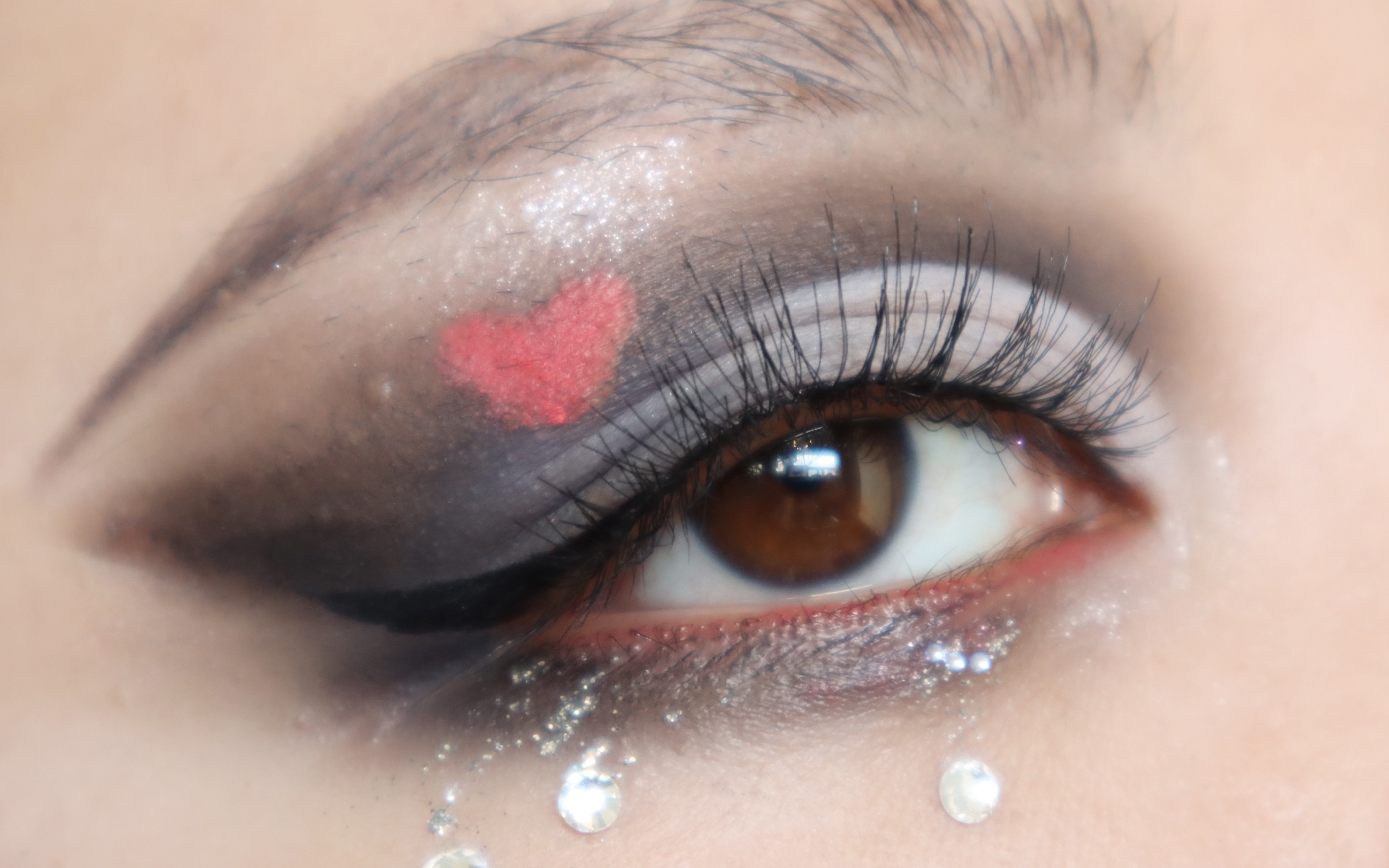 练习黑白配色cutcrease截断式眼妆黑魔仙落泪