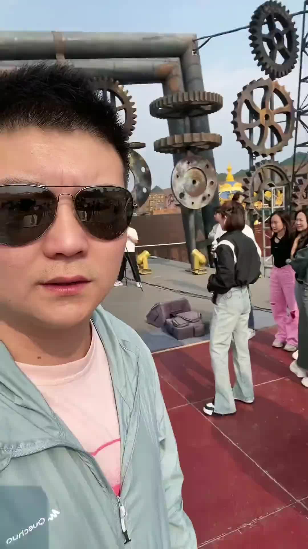 多希望我们胜仔传媒也有自己的大舞台尽请期待户外唱歌现场版li