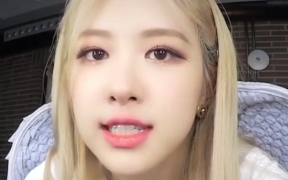 果然仙女都喜欢怼脸拍,彩英有颜任性!