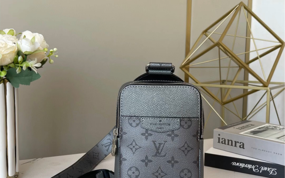 威登m30833银灰色 胸包单肩包系列 outdoor 单肩包m30833银灰 taiga