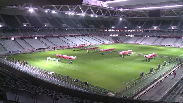 里尔都会球场变身室内篮球场