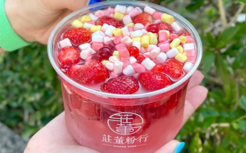 台灣台中近期超夯的甜點店,大桶的草莓冰粉和軟糯的桂花藕粉!