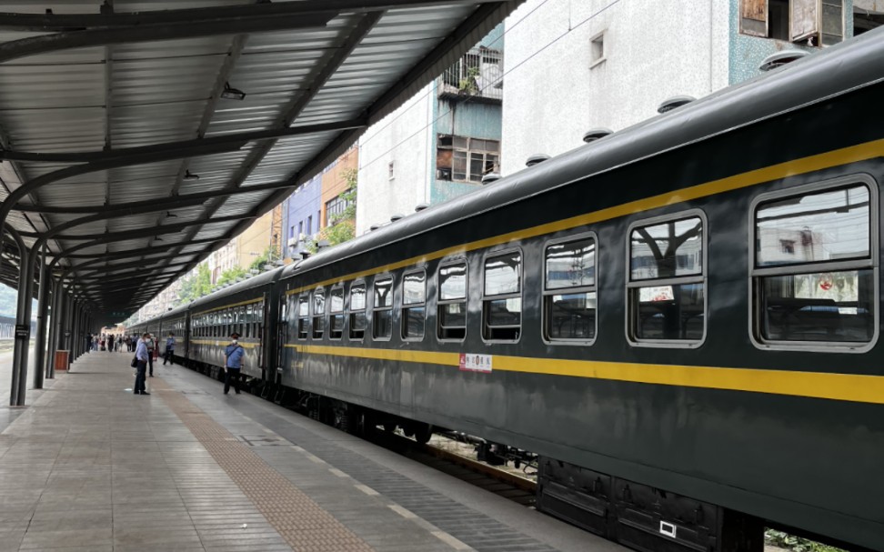 绝版影像5612次列车驶出重站左侧展望