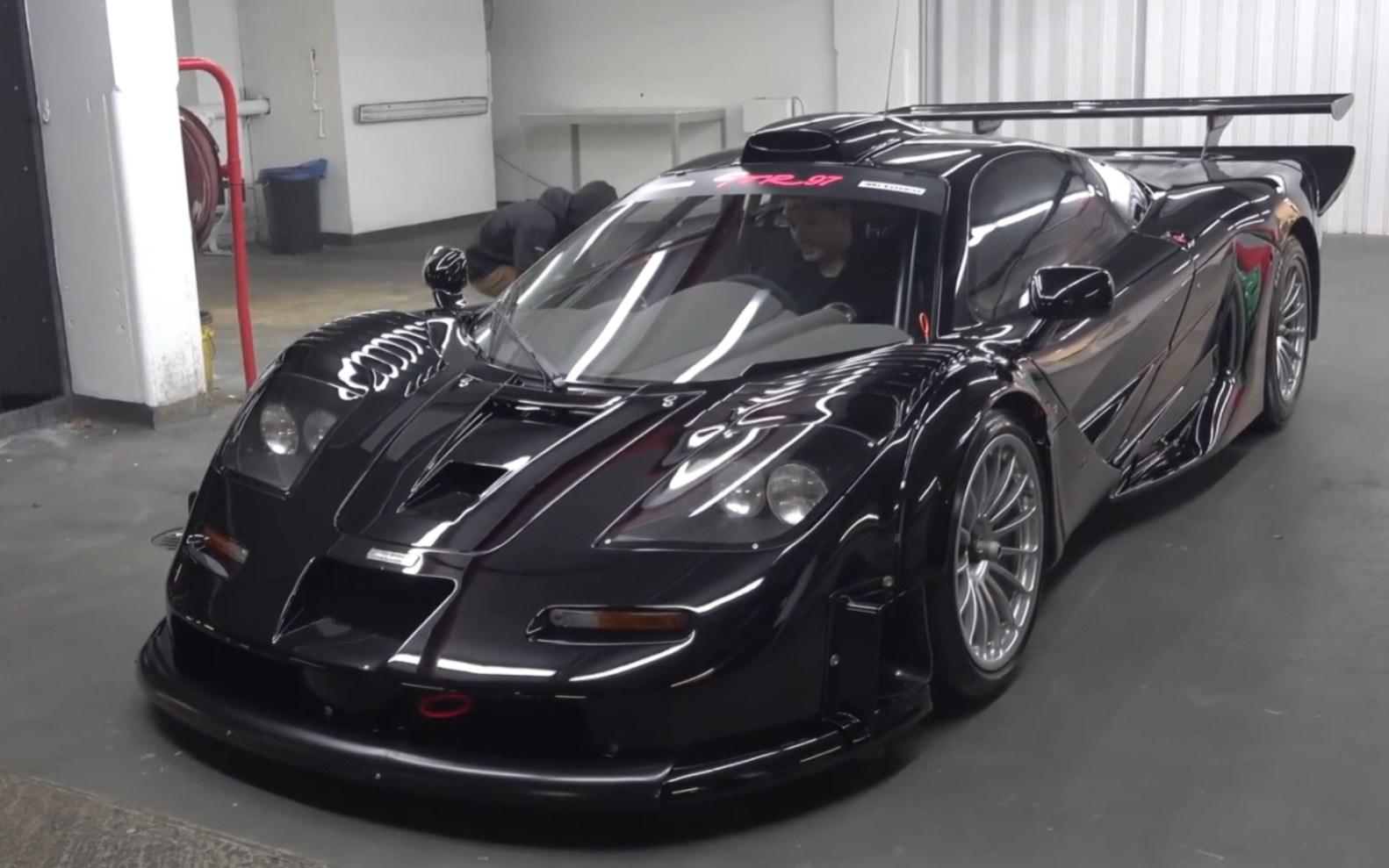 惊!价值2000万美元的迈凯轮 f1 gtr 长尾赛车出现伦敦街头_哔哩哔哩_b