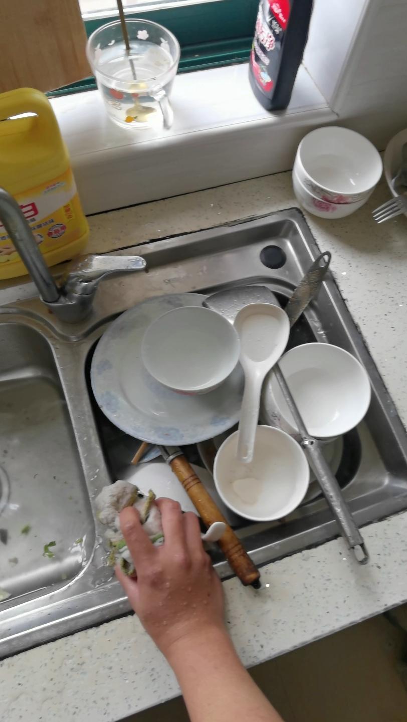 大学生假期居家洗碗的日常