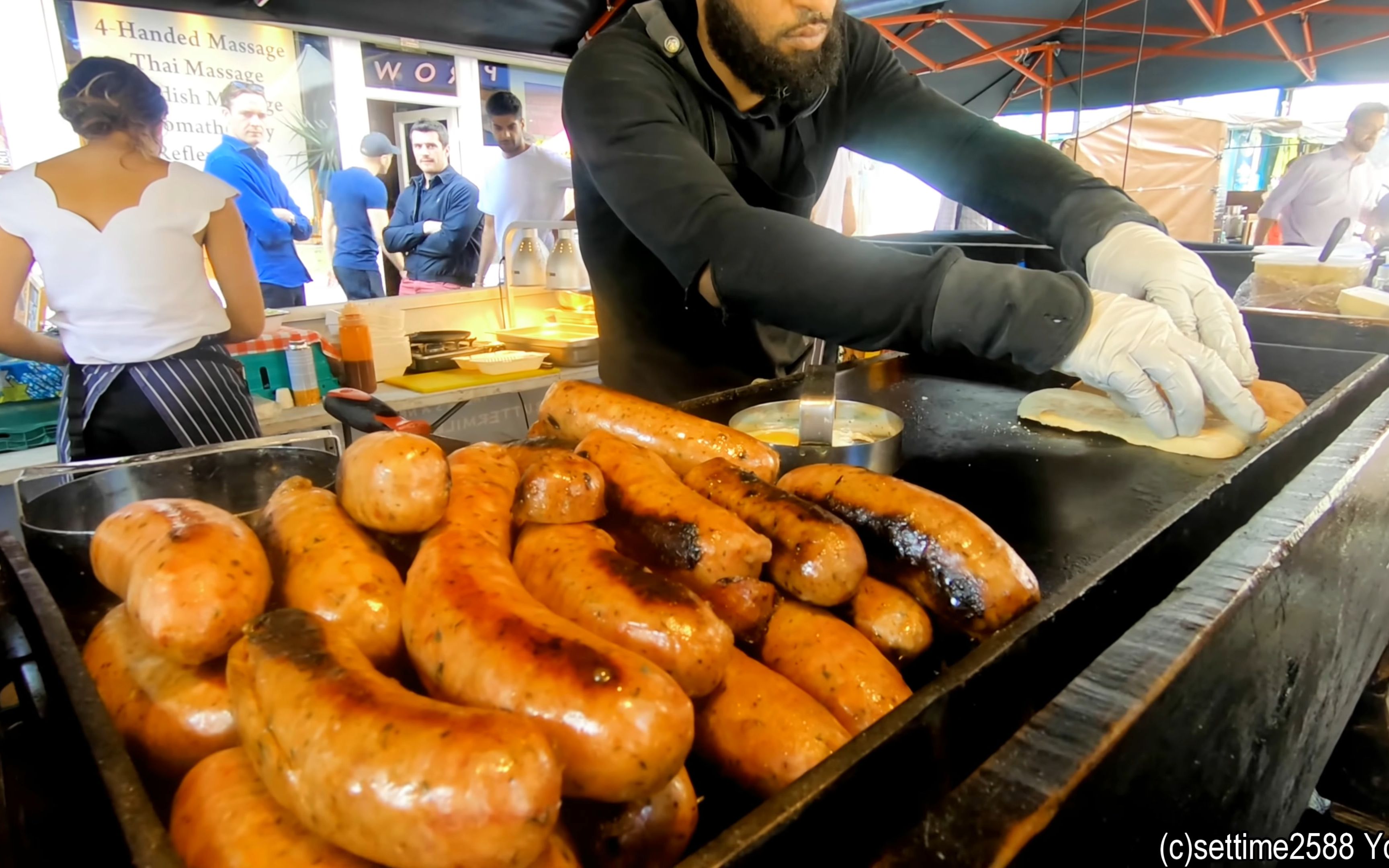 【超清】伦敦街头美食——在苏霍区品尝夹在三明治里的阿根廷香肠.