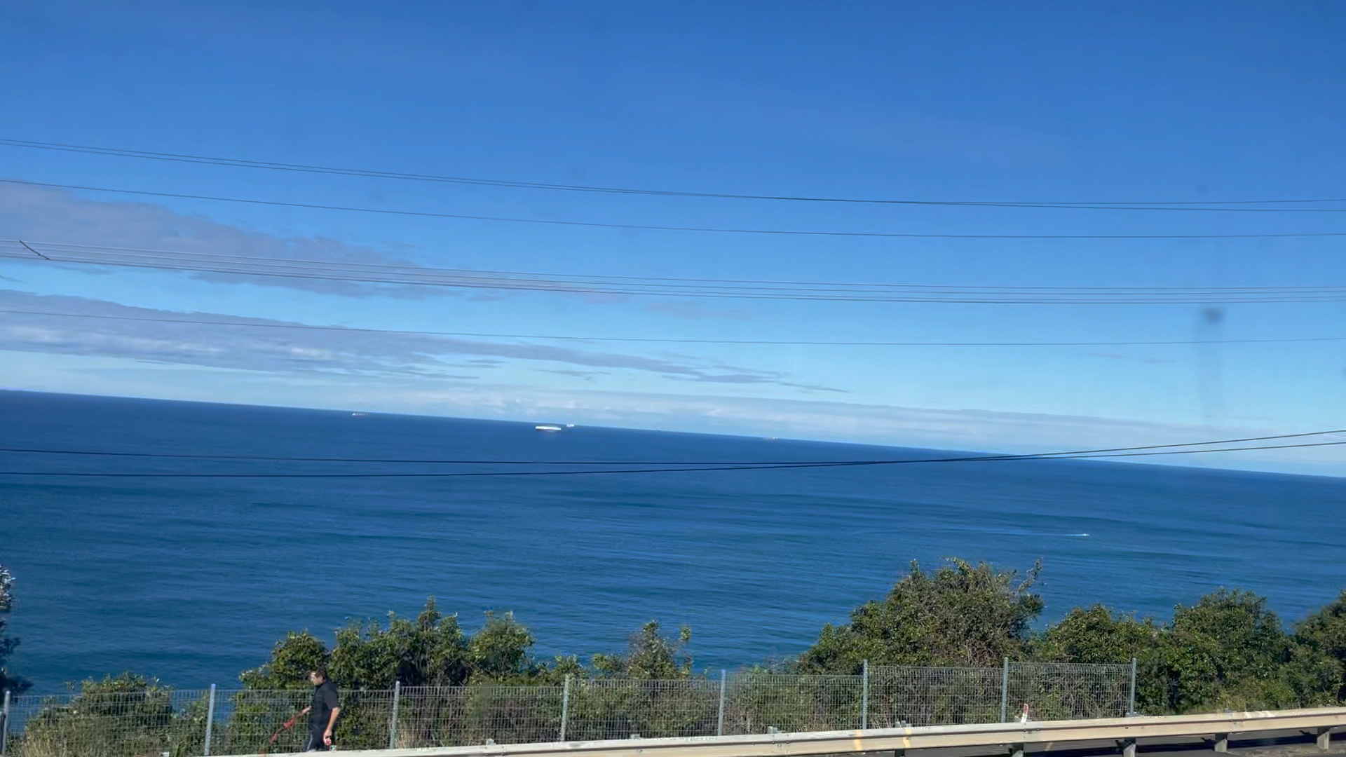 开出隧道就是太平洋!悉尼的南沿海线 卧龙岗进站前