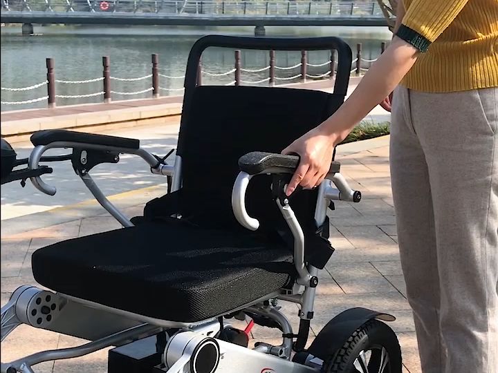 第50集:小飞哥轻便款203电动轮椅,一步启动,轻松上手演示指南