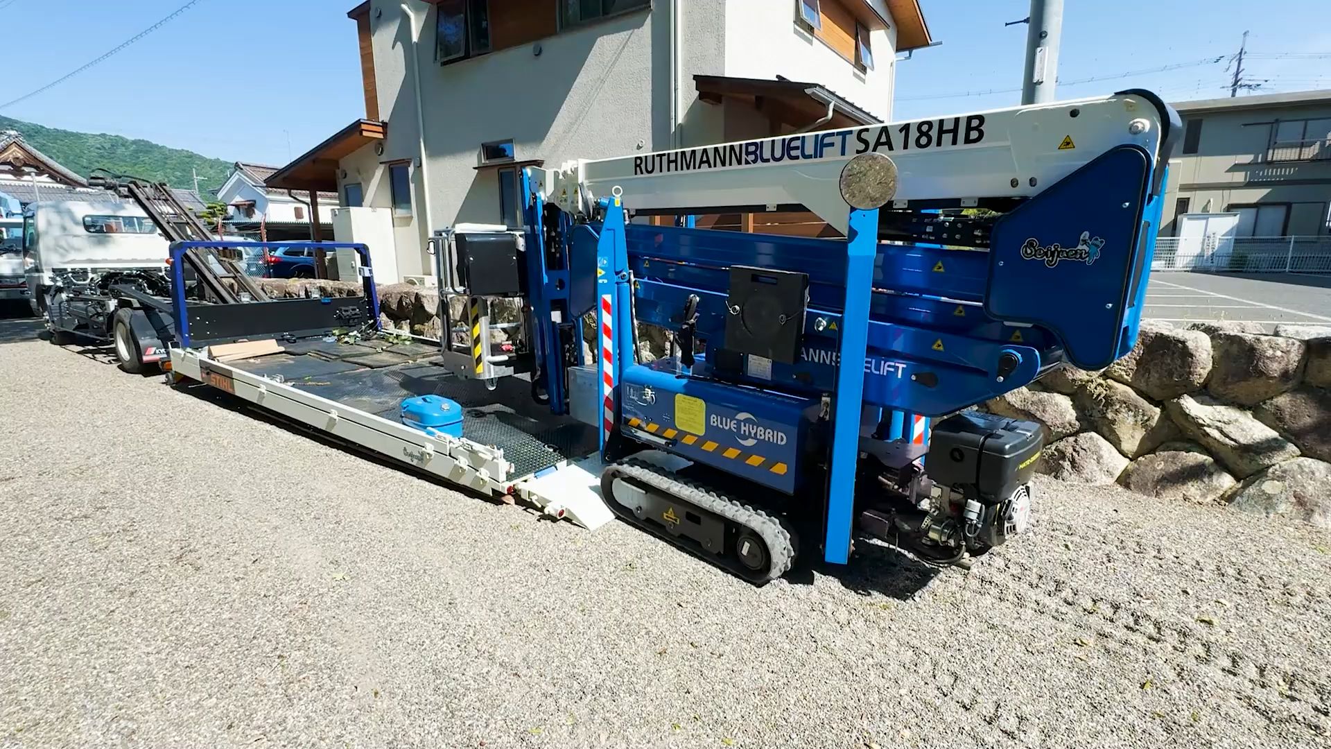 日本迷你登高车行走作业