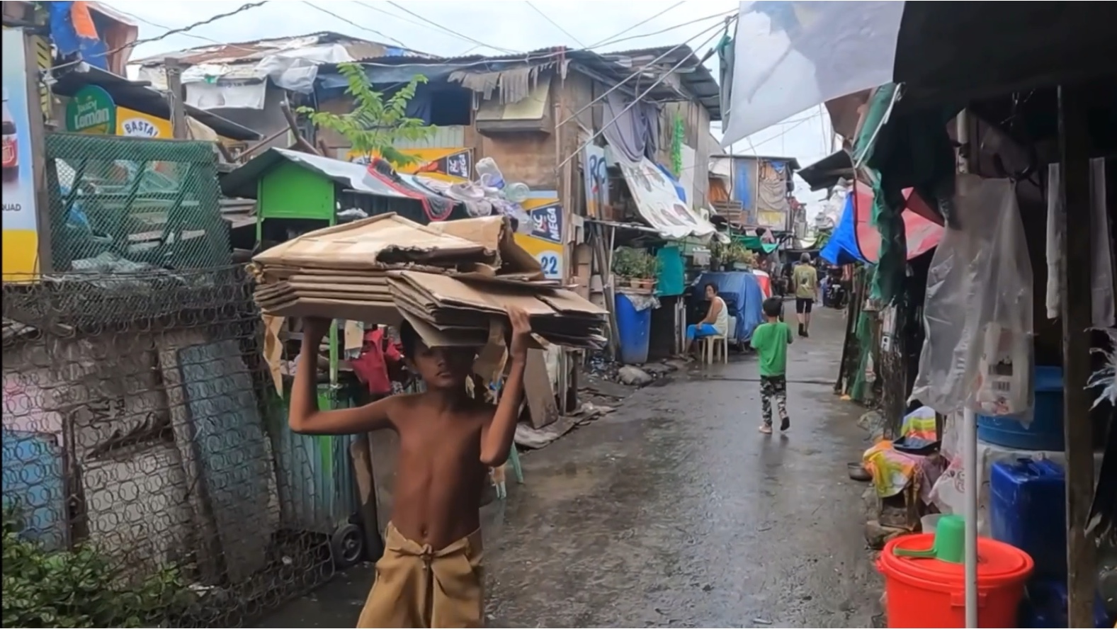 菲律宾奎松市棚户区日常 只走路不说话 下雨天走路最舒服 喜欢下雨天