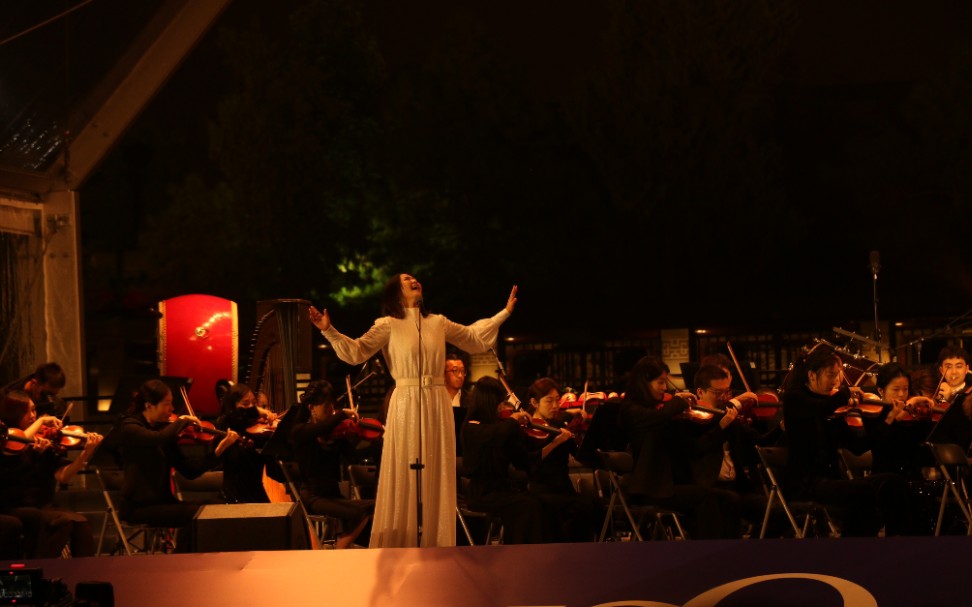 谭维维西安大雁塔前震撼开唱老腔秦腔哭腔演绎中国特色饭拍