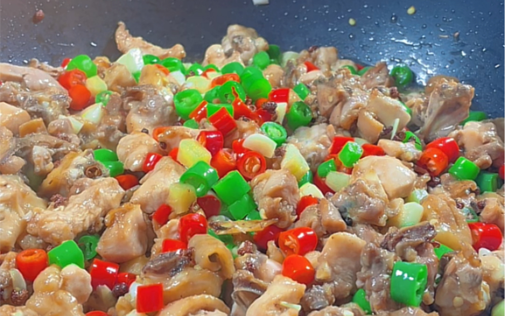 那这个双椒炒鸡你可要看好了～鲜嫩入味,好吃下酒又下饭!