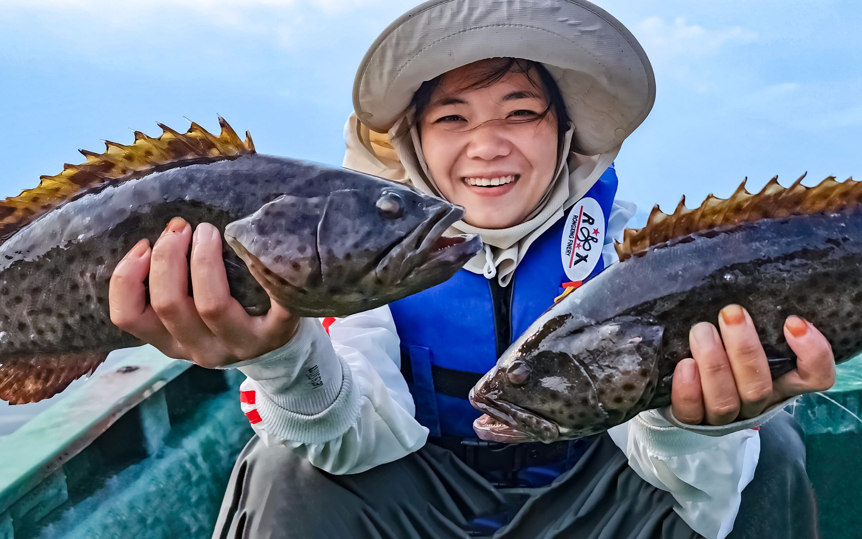 佳佳去老地方放排鉤,運氣爆棚連中石斑魚,一次兩條直呼發財了