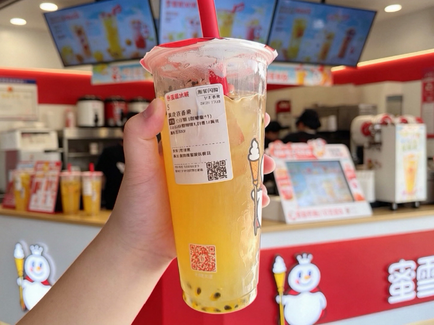 别让廉价饮料毁了下一代：蜜雪冰城的各种饮料，类似于过去的三精水，正在损害青少年儿童健康