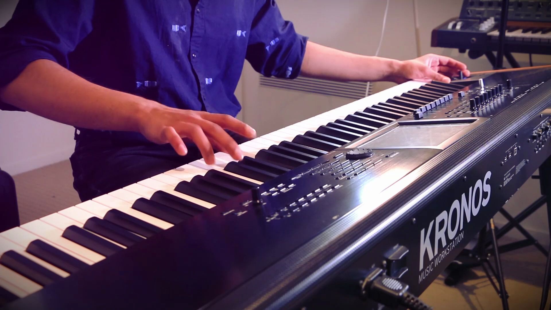 17岁少年用合成器键盘撸一下梦剧院jp大神的吉他solo