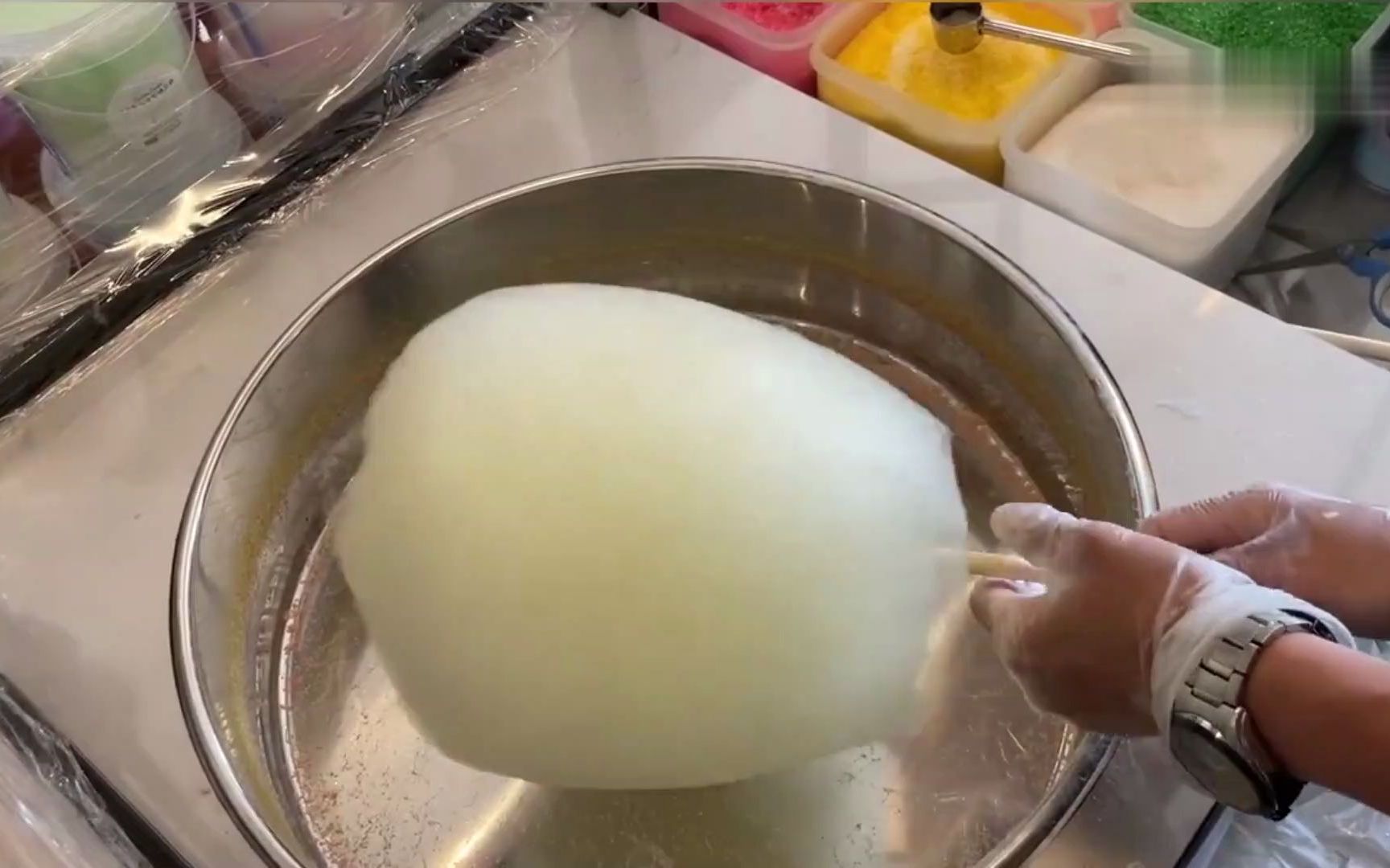 小伙卖手工棉花糖,25元一个,3分钟做好一个,一晚上能赚2000元 (1)