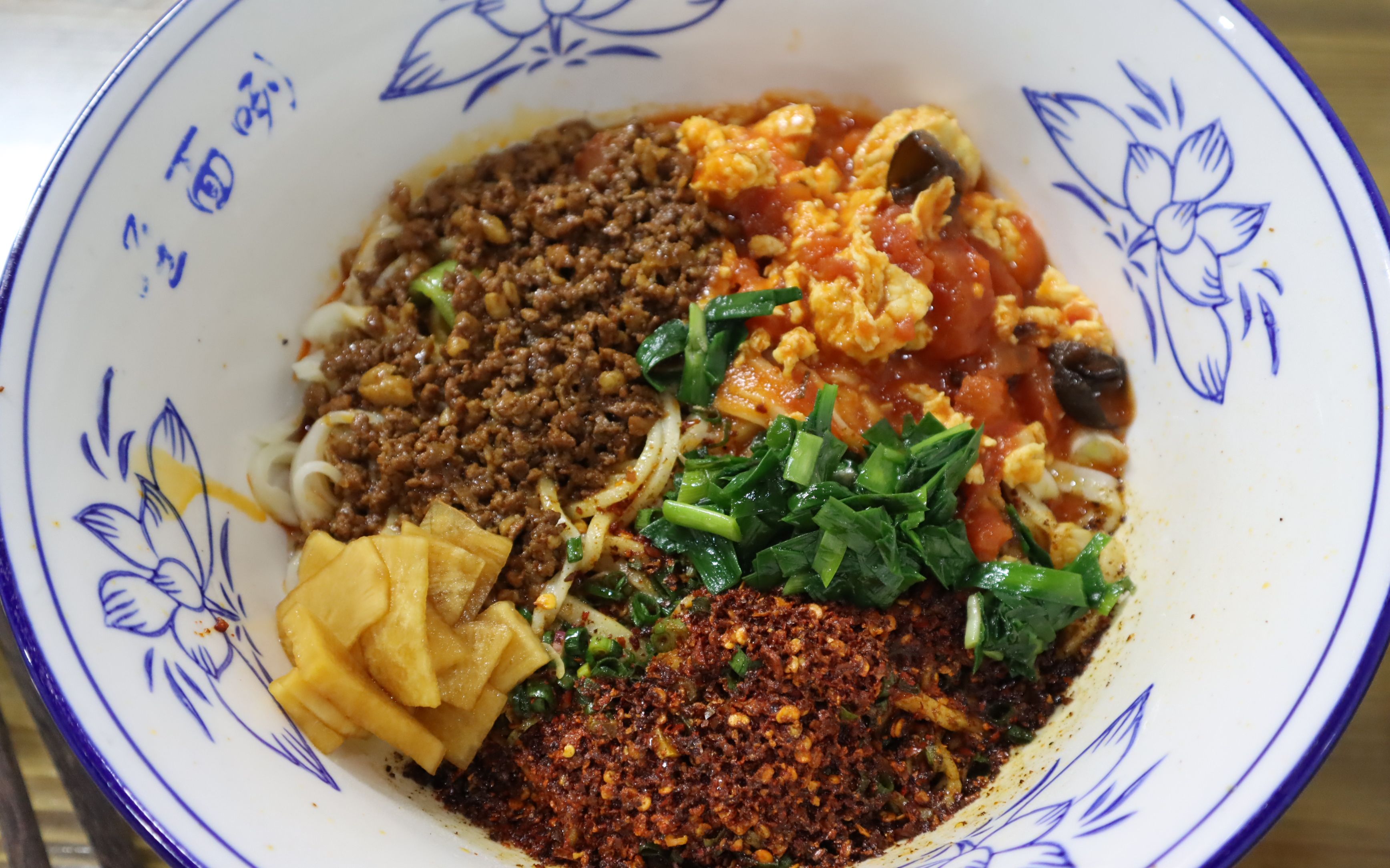 活动  西安这家"奇葩"油泼三合一面馆,面碗比头还大,日卖500碗