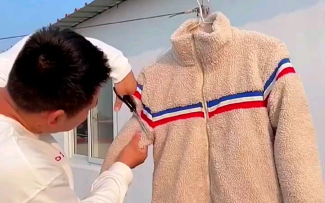 小哥哥又来剪衣服了