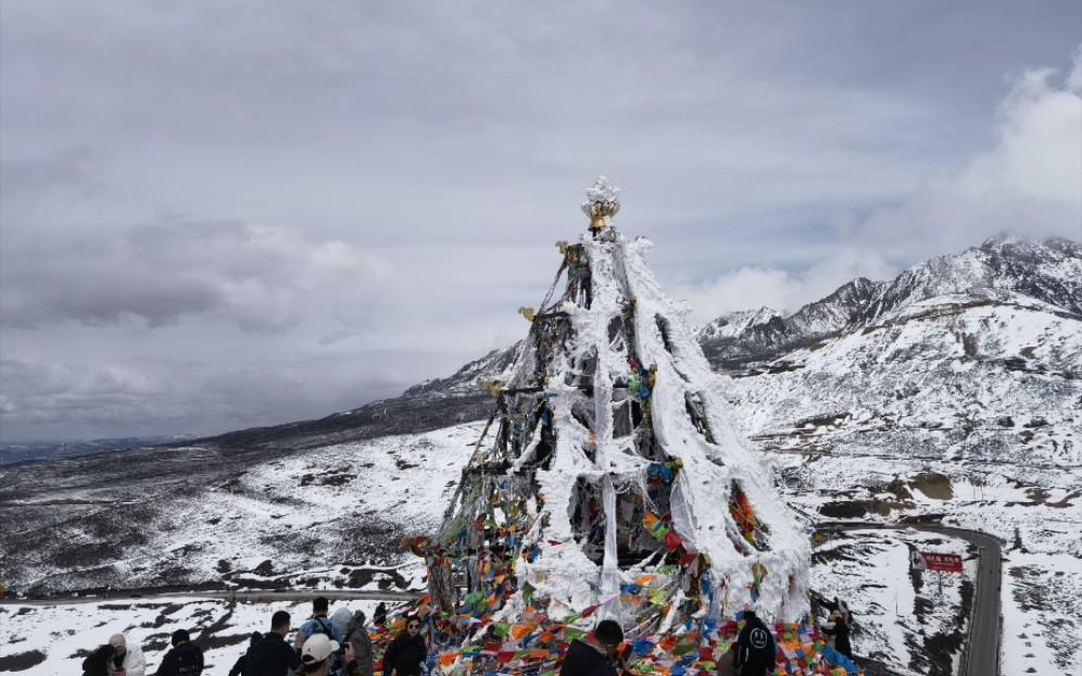 终于爬上折多山观雪台,风很大,路很滑