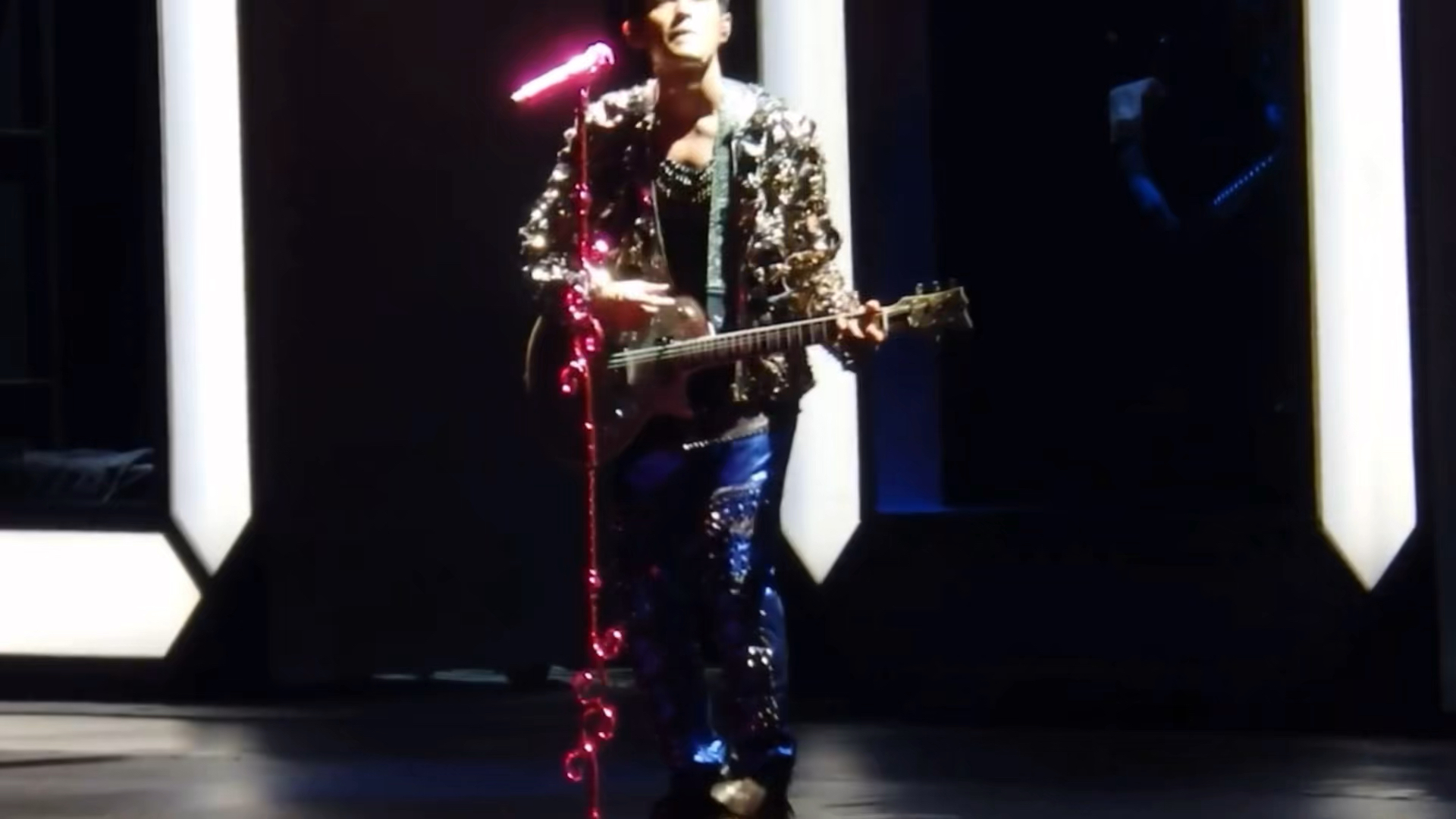 周杰伦因顶上高音而太兴奋,把吉他扫断了