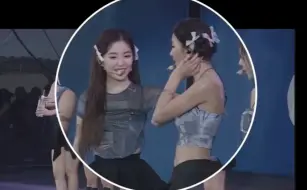 Video herunterladen: Seulrene 好宠溺 还摸摸头