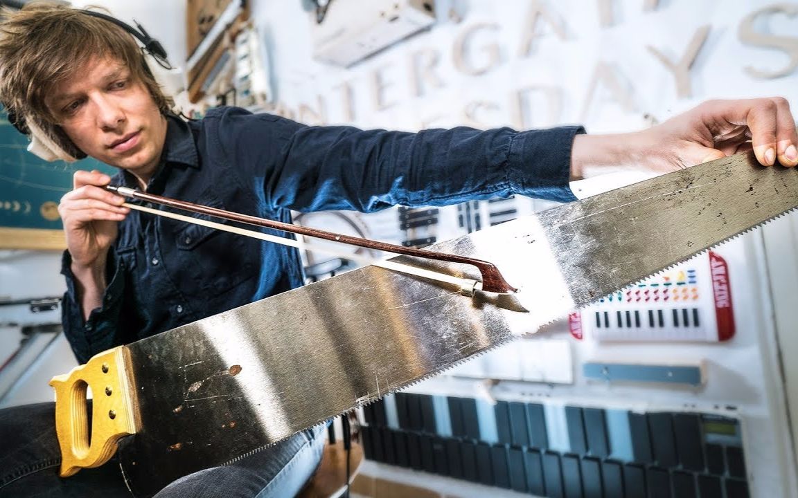 钢锯竟然能当乐器,还叫锯琴,拉出的音乐沁人心脾!