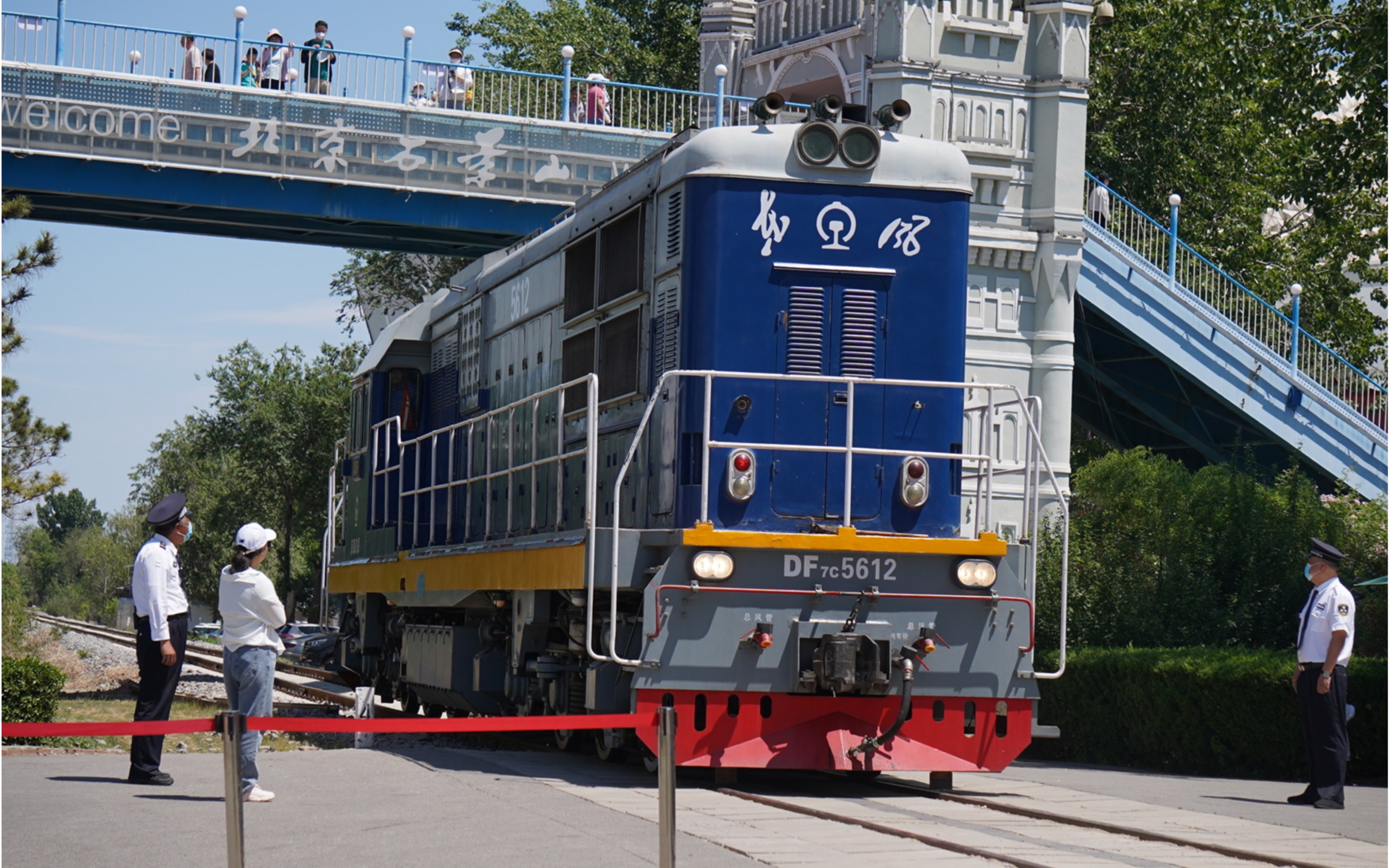 [中国铁路]101单机通过石景山游乐园