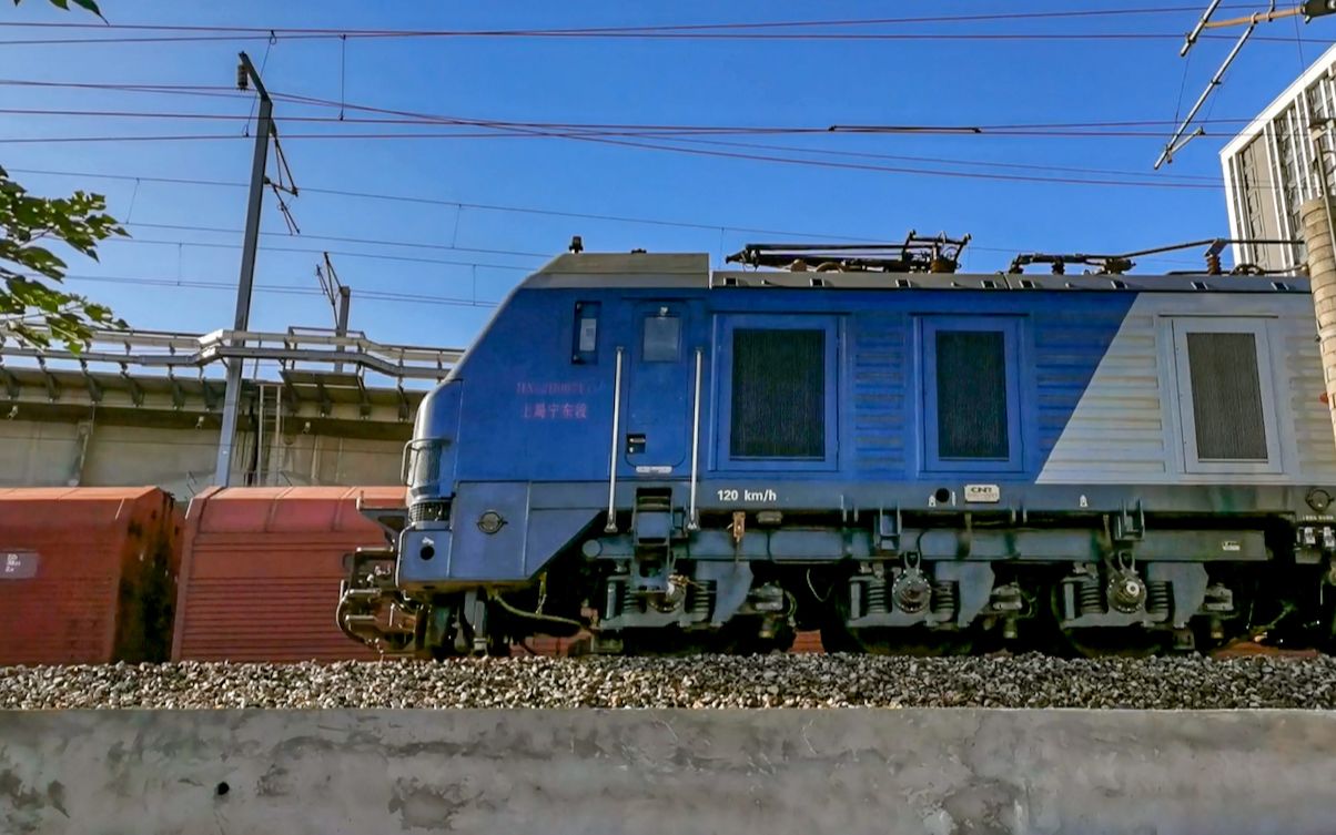 上局宁东段hxd2b电力机车0162号机牵引货列上行驶出京沪线南京站,交汇