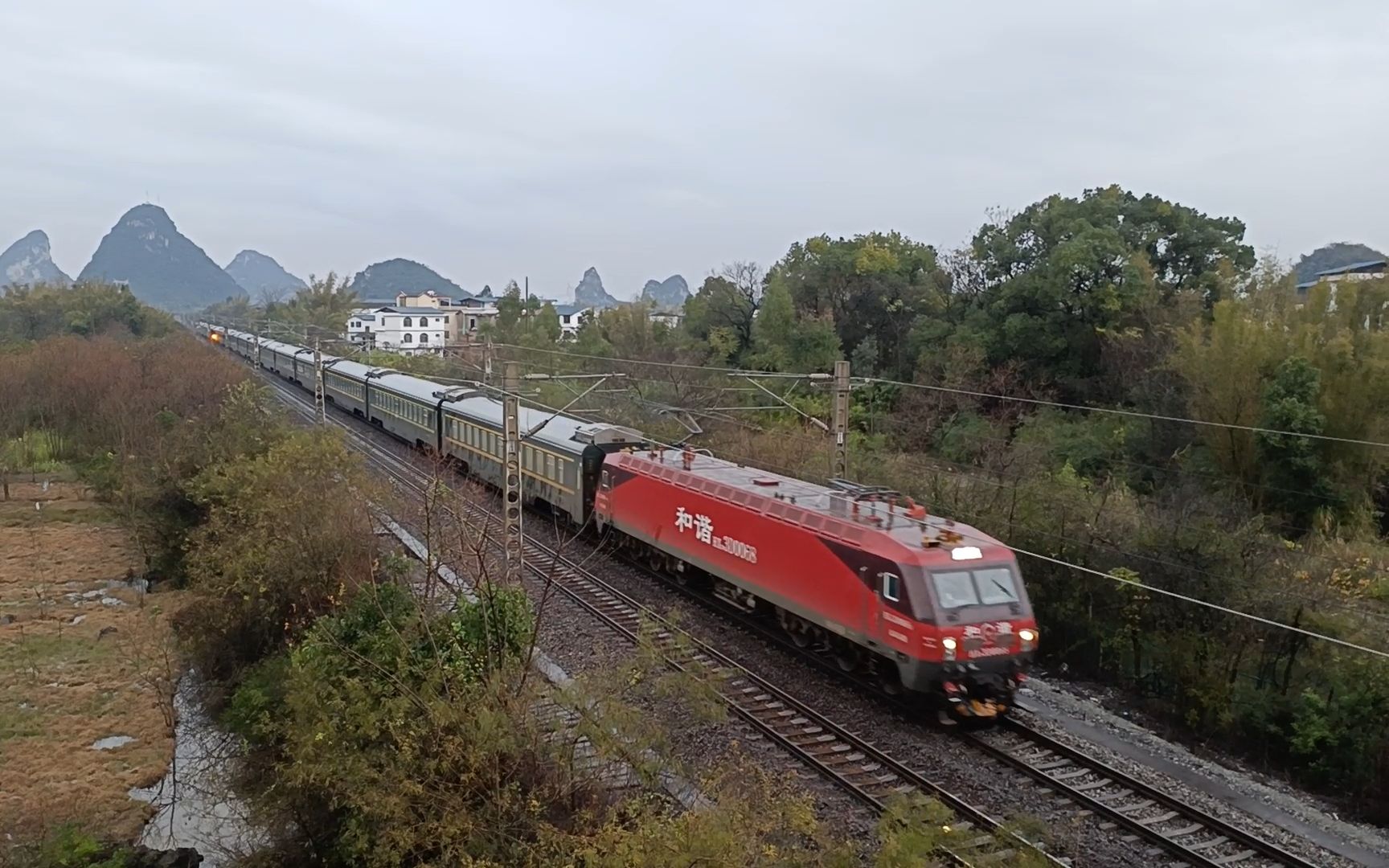 活动  z335列车雨天通过湘桂线k547