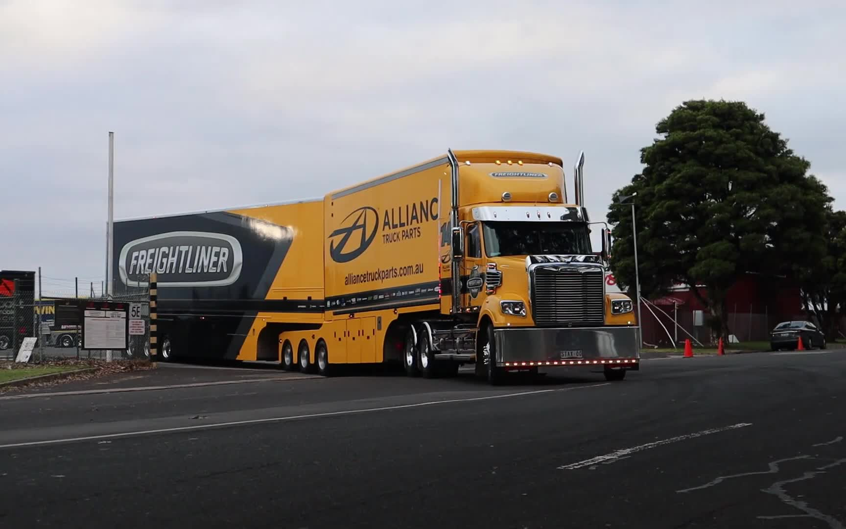 【澳大利亚】夜间和白天的超级赛车运输卡车,有肯沃斯,福莱纳,奔驰