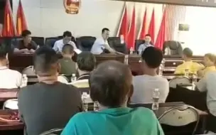 Скачать видео: 镇长：你闭嘴 群众：扑街仔出去单挑