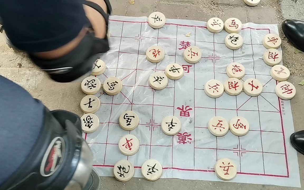 护具老哥走棋挺稳,给对手急的够呛,摸啥都觉得不对.