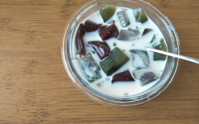 三色白凉粉撞奶,颜值高,制作简单.抹茶粉,可可粉