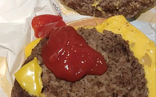 麦当劳双层吉士汉堡加番茄酱20231203