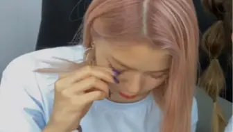 在vlive中拔假睫毛的猛男留真