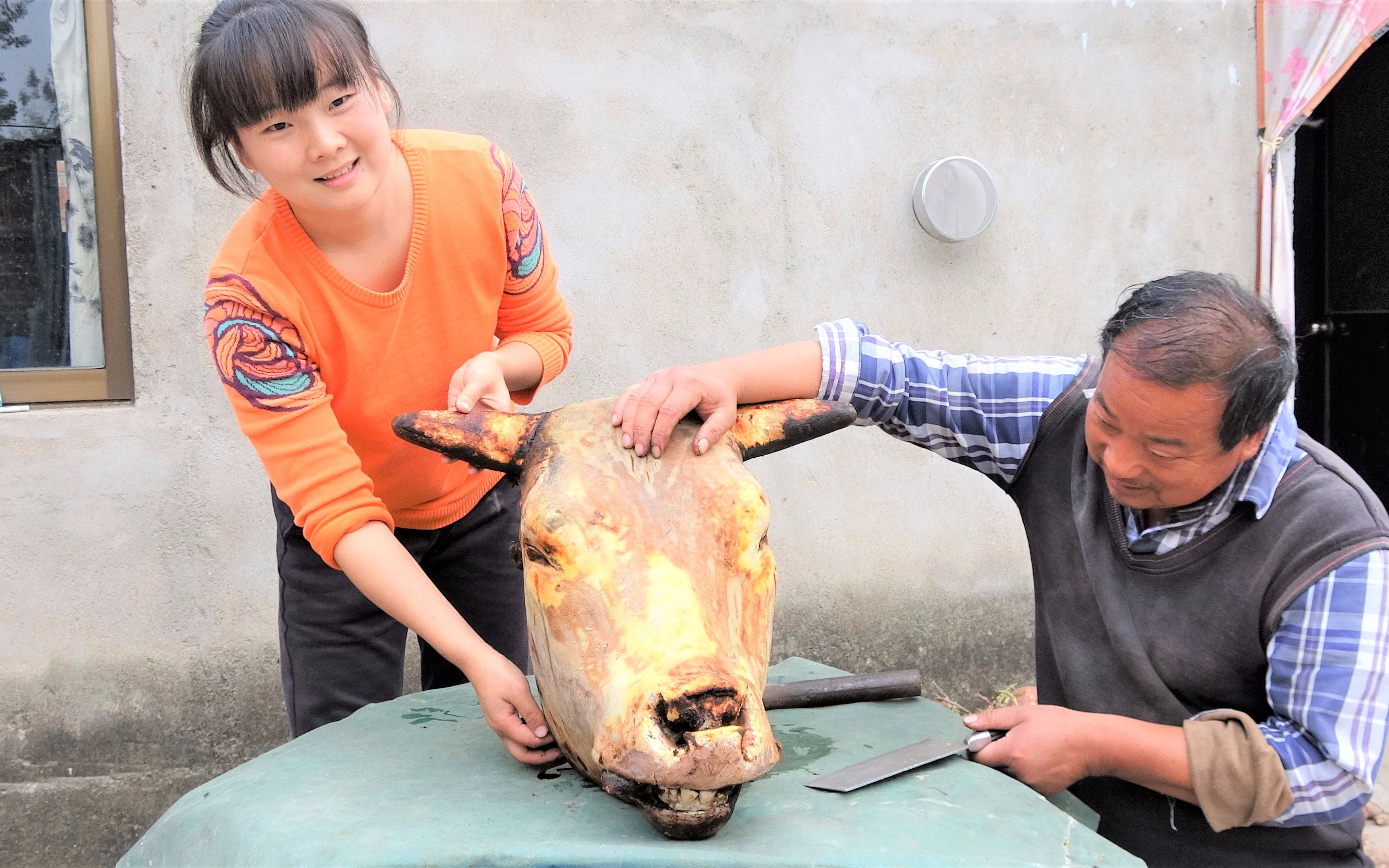 花540块买54斤大牛头,地锅炖5个小时,爸爸说牛头肉吃着很过瘾哔哩哔哩bilibili