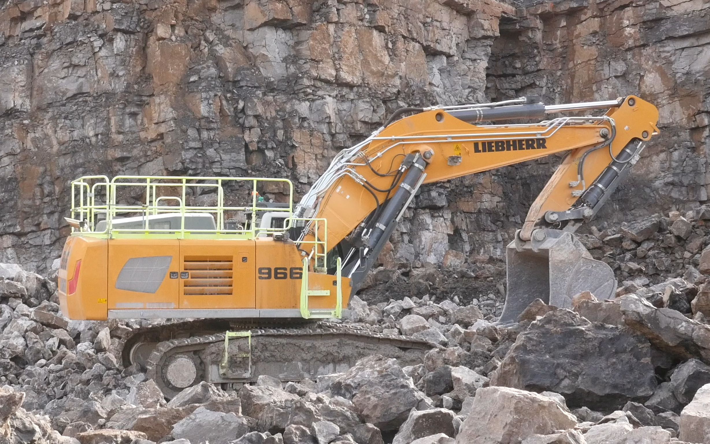 利勃海尔r966挖掘机采石场装车4k