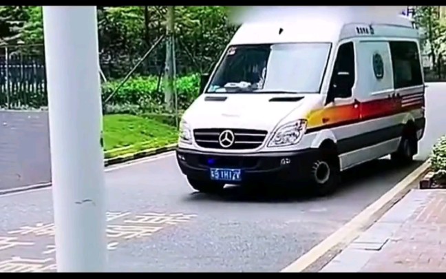 救护车进小区被锁了 保安:按照物业规定的 #汽车 #每天分享汽车知识