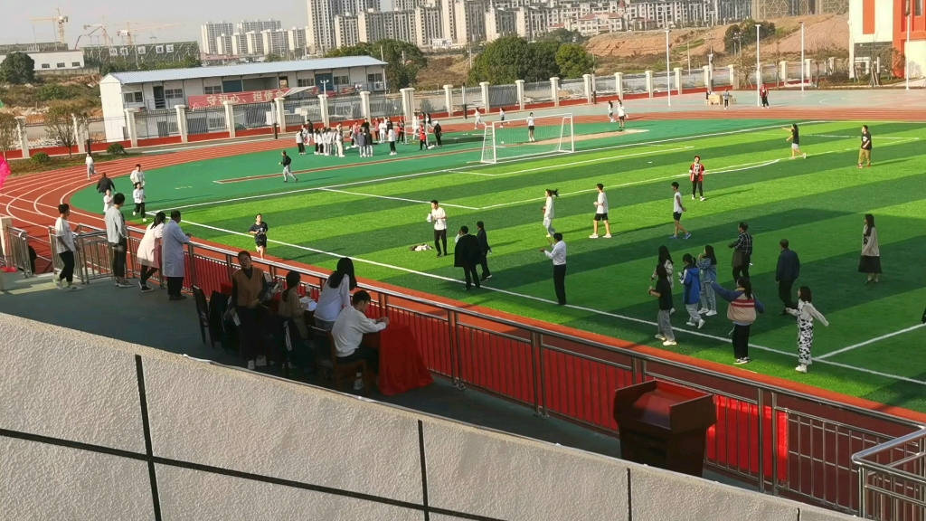 高安中专文端校区高三二班 涂丽和彭骁婷800米第一冲刺视频