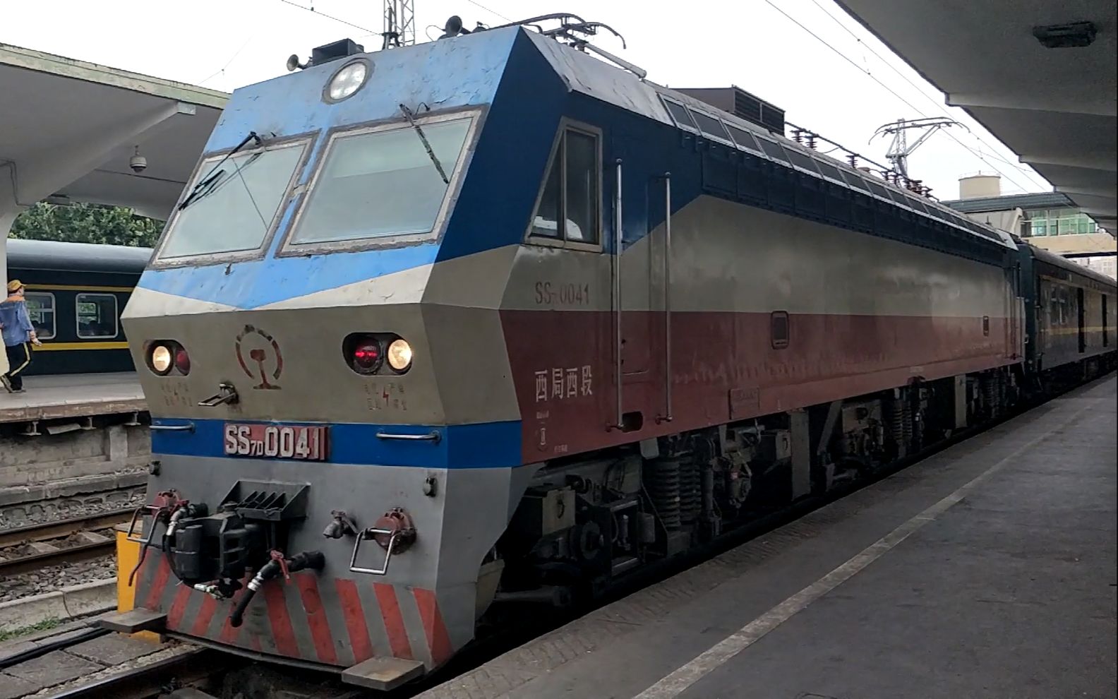 【铁路随拍】20180729 ss7d-0041牵引k2045(沈阳北~西安)终到西安站