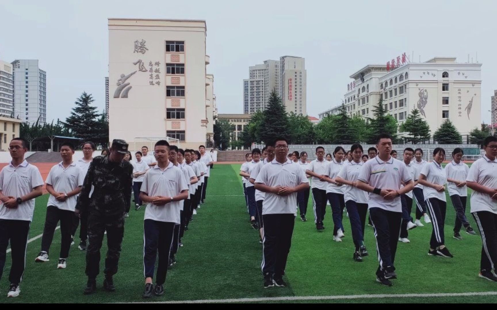 威海二中50级成人仪式暖场视频1.军训