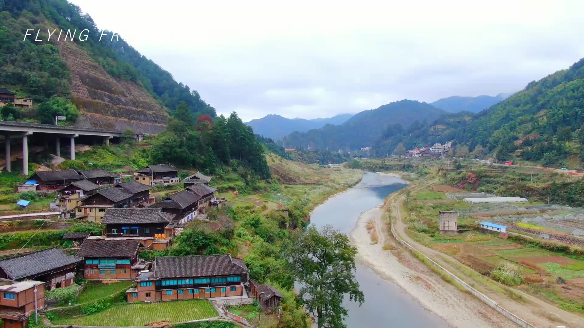 [图]沪昆高速下，巴拉河畔上的苗寨，十几户的人家，孕育着一代又一代