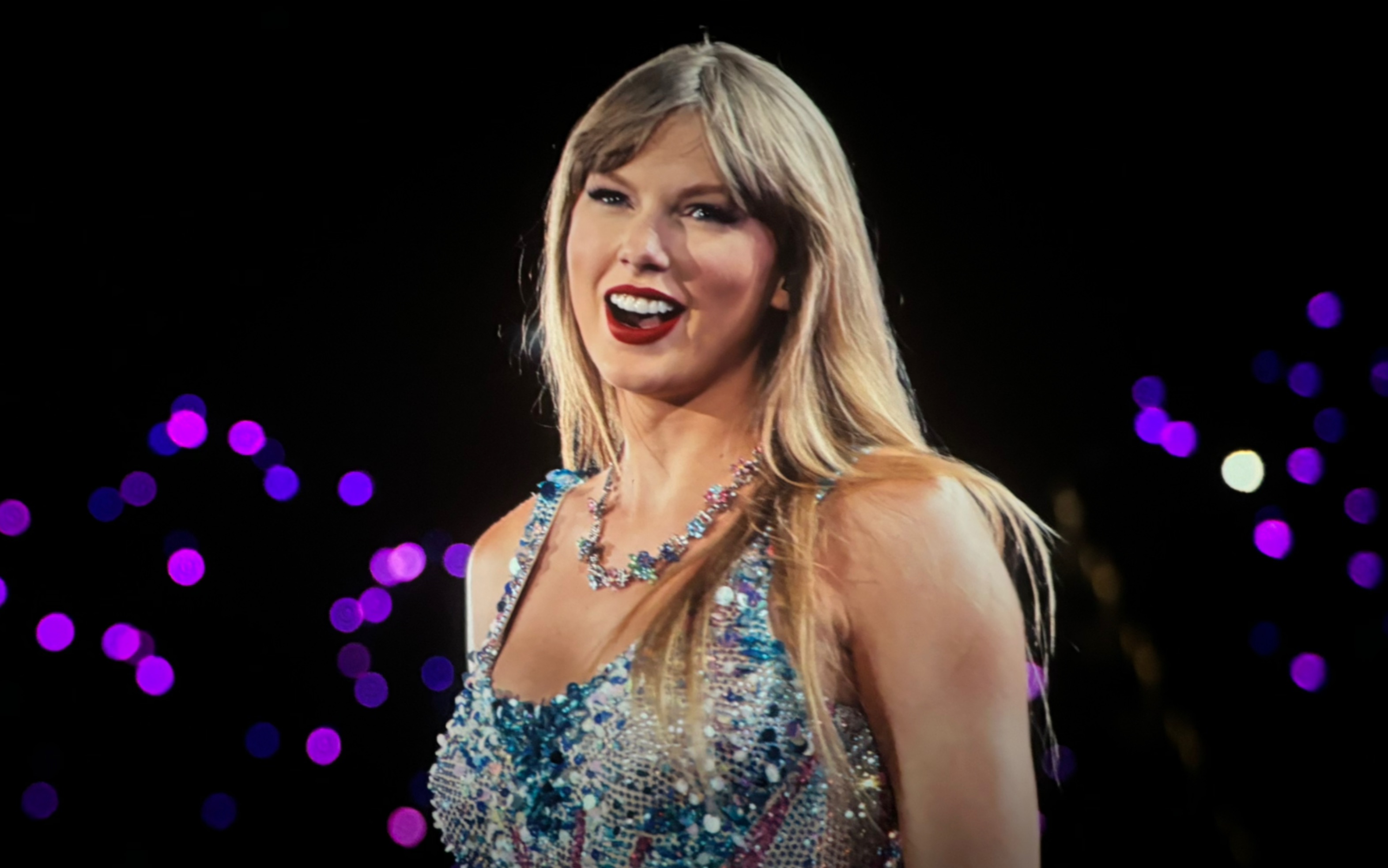 包场imax看霉霉大电影 被这姐圈粉了