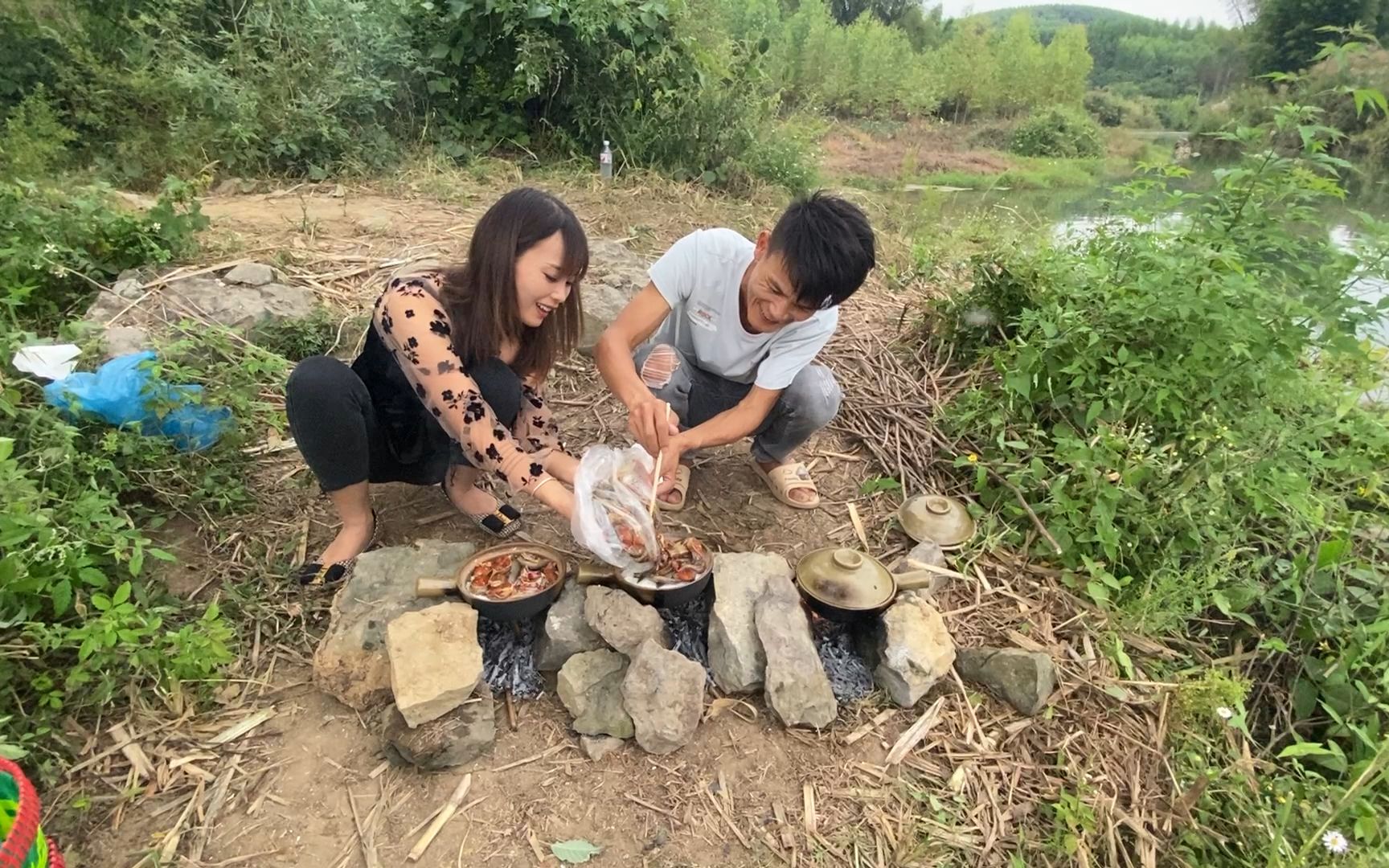 小丫邀小明河边野炊,收获的河鱼这样煮,两人吃香了_哔哩哔哩_bilibili