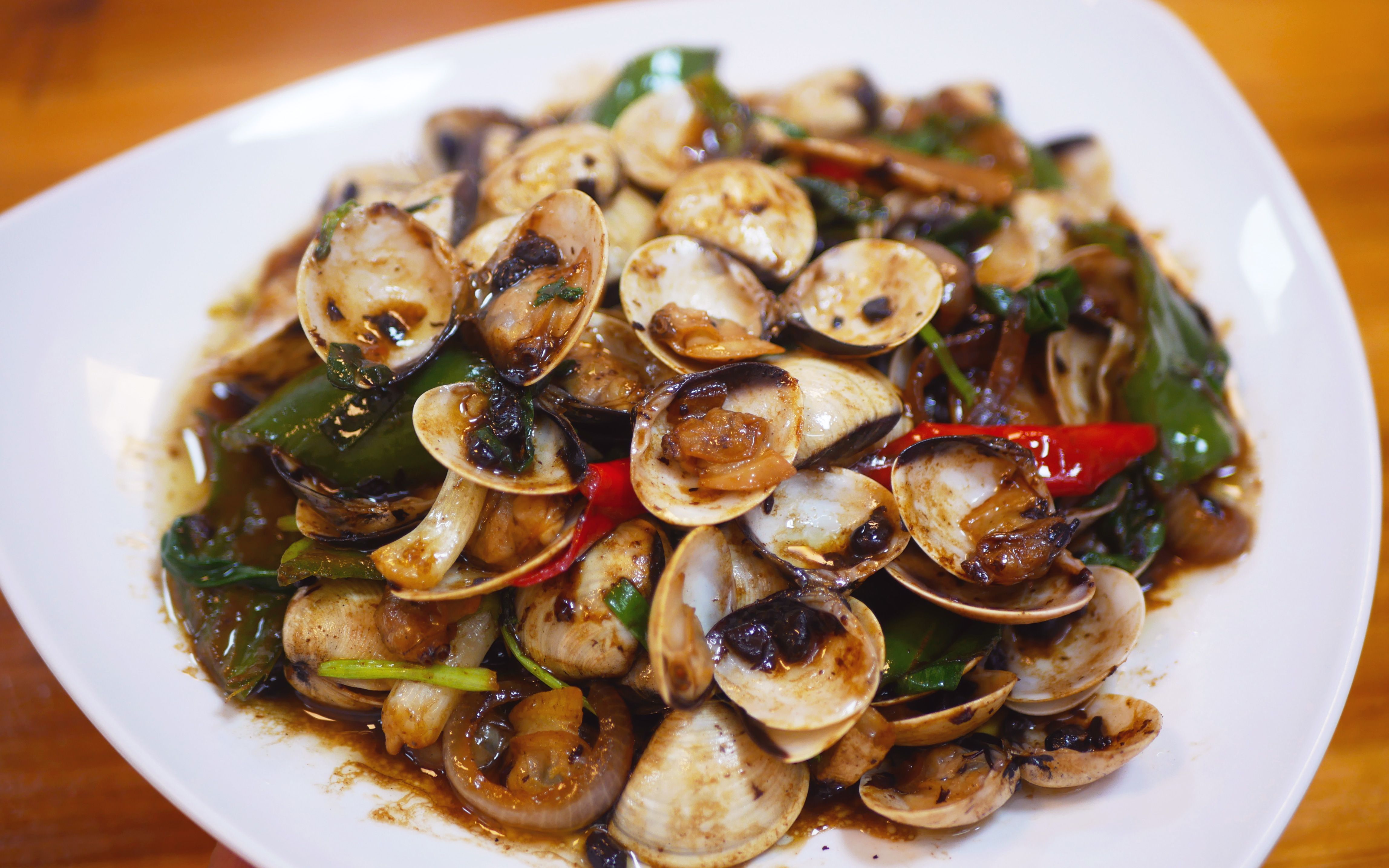 广东厨房佬分享一道家常菜"豉椒炒白贝",口感惊人,美味异常!